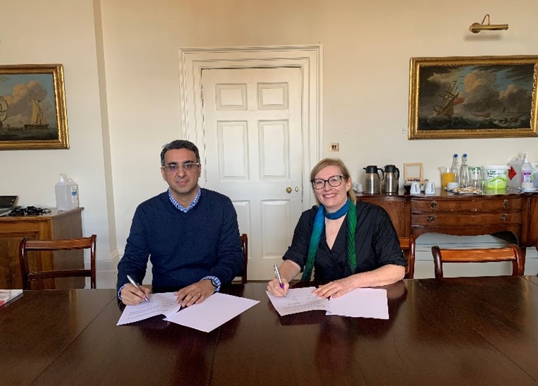 Deputy Vice-Chancellor Professor Jane Roscoe and Mr Rahul Puri signing the Memorandum of Understanding